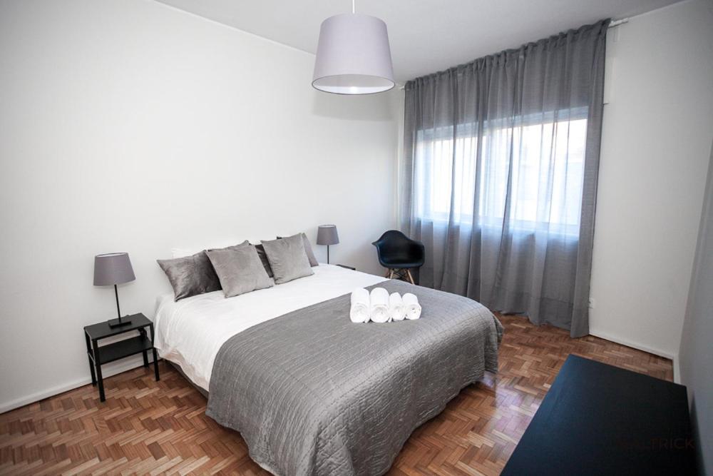 Downtown 3 Bedroom With Balcony - Quiet Street - Family Friendly - Groups OOporto Esterno foto